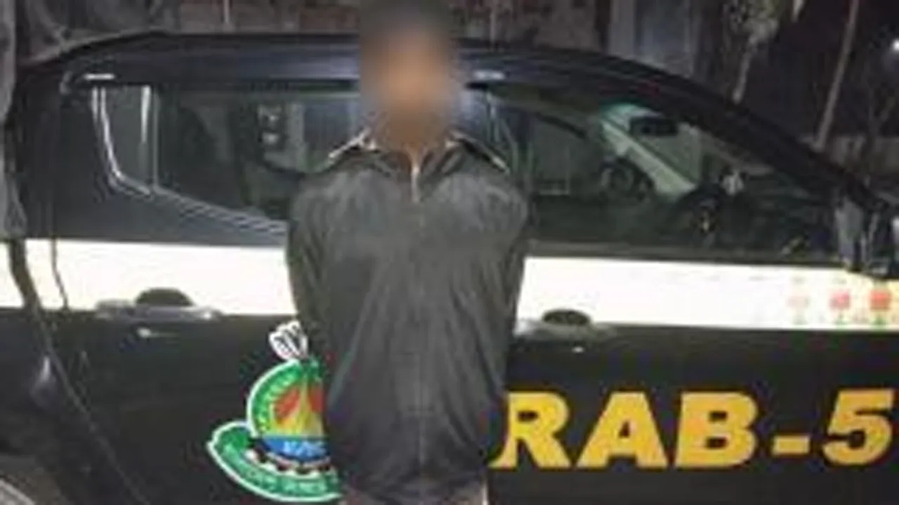 দুর্গাপুরে ১১৩ বোতল অবৈধ অ্যালকোহলসহ গ্রেফতার ১