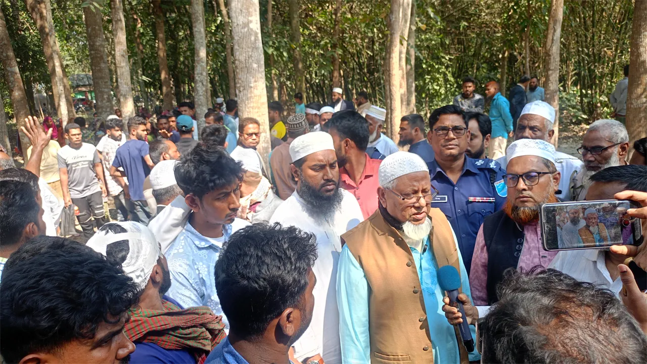 বোয়ালমারীতে সংহিতায় ক্ষতিগ্রস্ত বাড়িঘর পরিদর্শনে নবাগত এমপি ড. ইলিয়াস মোল্লা