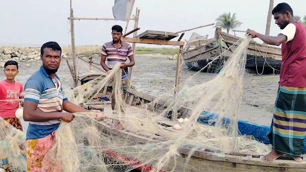 মেঘনায় ২ মাসের নিষেধাজ্ঞা জেলে পল্লীতে নেই ঈদের আমেজ