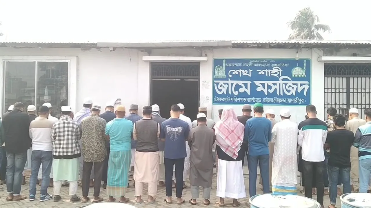 মাদারীপুরে হাদির মাগফেরাত কামনায় গায়েবানা জানাজা