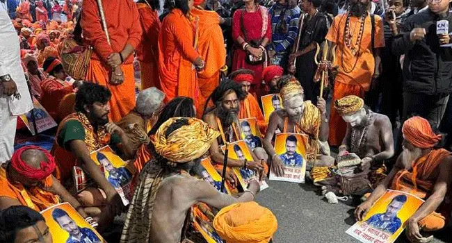 এবার ধর্মীয় গুরুদের নিয়ে বাংলাদেশ ডেপুটি হাইকমিশনে হাজির বিজেপি নেতা