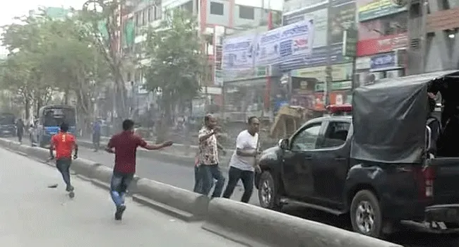আইভীকে বহন করা পুলিশের গাড়িতে দুর্বৃত্তদের হামলা