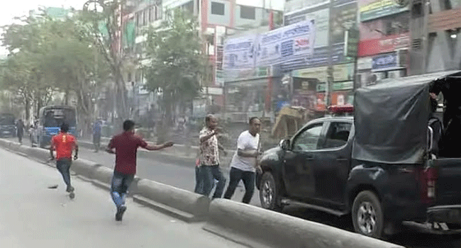 পুলিশের গাড়িতে আইভী সমর্থকদের হামলা