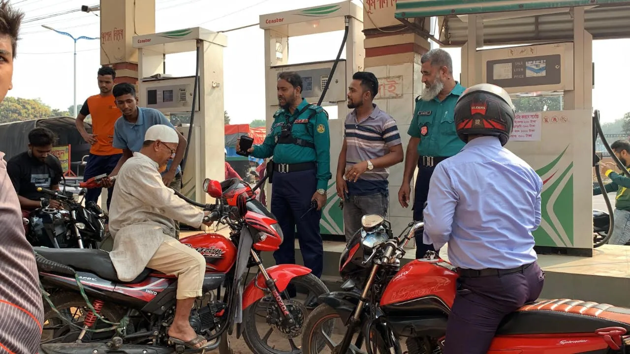 রাজশাহীতে তেলের জন্য দীর্ঘ লাইন