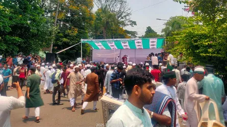 যমুনা থেকে সরে গিয়ে মঞ্চের সামনে অবস্থান বিক্ষোভকারীদের