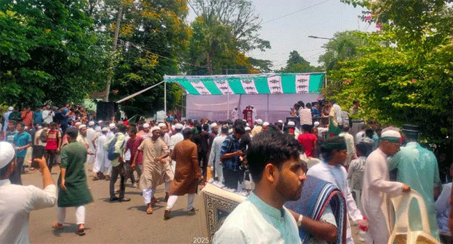 যমুনা থেকে সরে গিয়ে মঞ্চের সামনে অবস্থান বিক্ষোভকারীদের