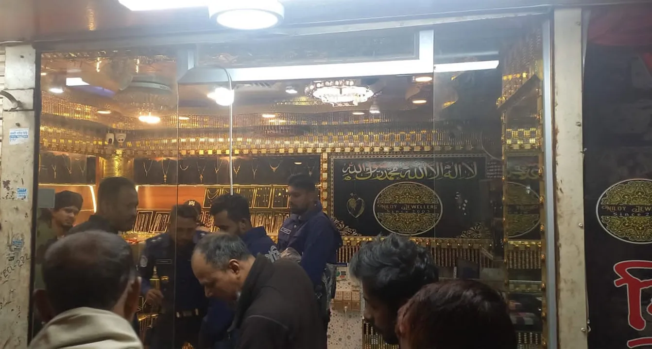 নোয়াখালীতে ১২০ ভরি স্বর্ণ চুরির প্রতিবাদে ব্যবসায়ীদের বিক্ষোভ