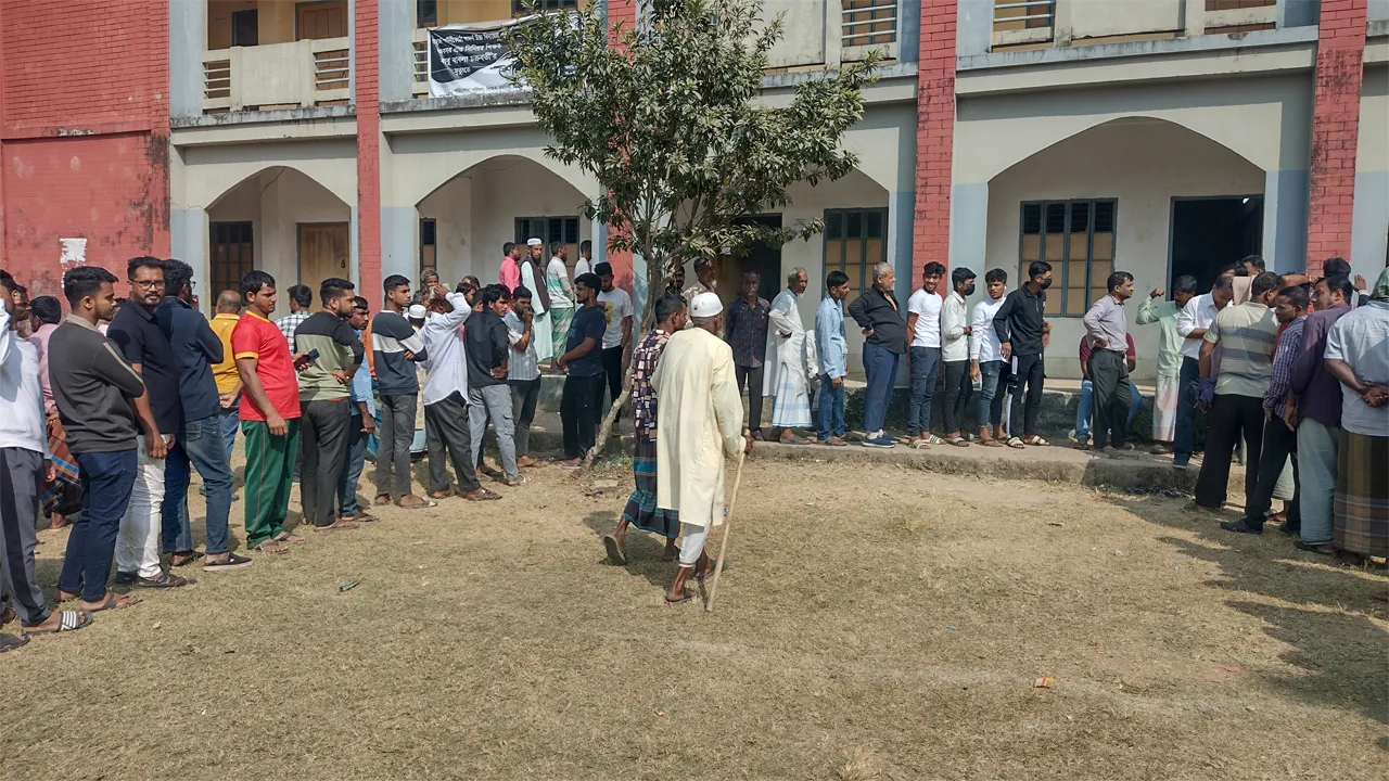 লাঠিতে ভর দিয়ে ভোট দিলেন ৯২ বছরের হাফেজ আহমদ