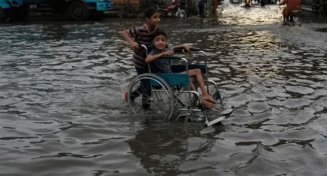 পাকিস্তানে ভারী বৃষ্টি ও বন্যায় ১১১ জনের প্রাণহানি : দুর্যোগ সংস্থা