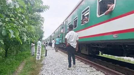 কুমিল্লায় যাত্রীবাহী ট্রেনের ৮ চাকা লাইনচ্যুত