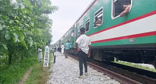 কুমিল্লায় যাত্রীবাহী ট্রেনের ৮ চাকা লাইনচ্যুত