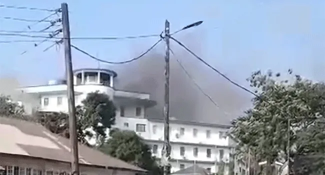 সিয়েরা লিওনে প্রেসিডেন্টের কার্যালয়ে আগুন