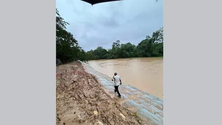 ভারী বর্ষণে লোহাগাড়ায় বন্যার আশঙ্কা : প্লাবিত নিম্নাঞ্চল, পানিবন্দি মানুষ