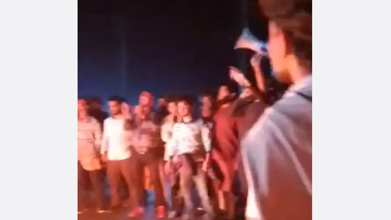 হাদির মৃত্যু সংবাদে ঝালকাঠিতে মহাসড়ক অবরোধ