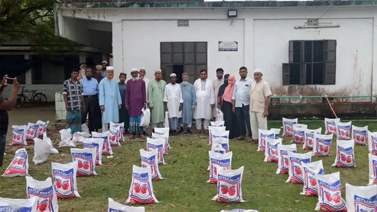 কুমিল্লায় জামায়াতের ঈদ উপহার বিতরণ