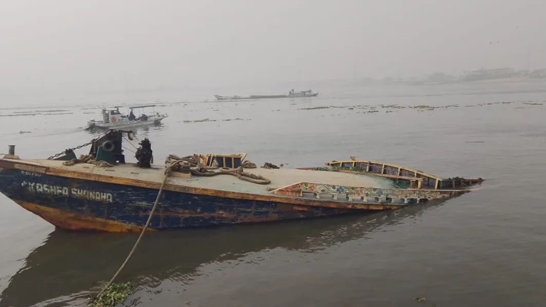 লঞ্চের ধাক্কায় বুড়িগঙ্গায় বাল্কহেড ডুবি, নিখোঁজ ২