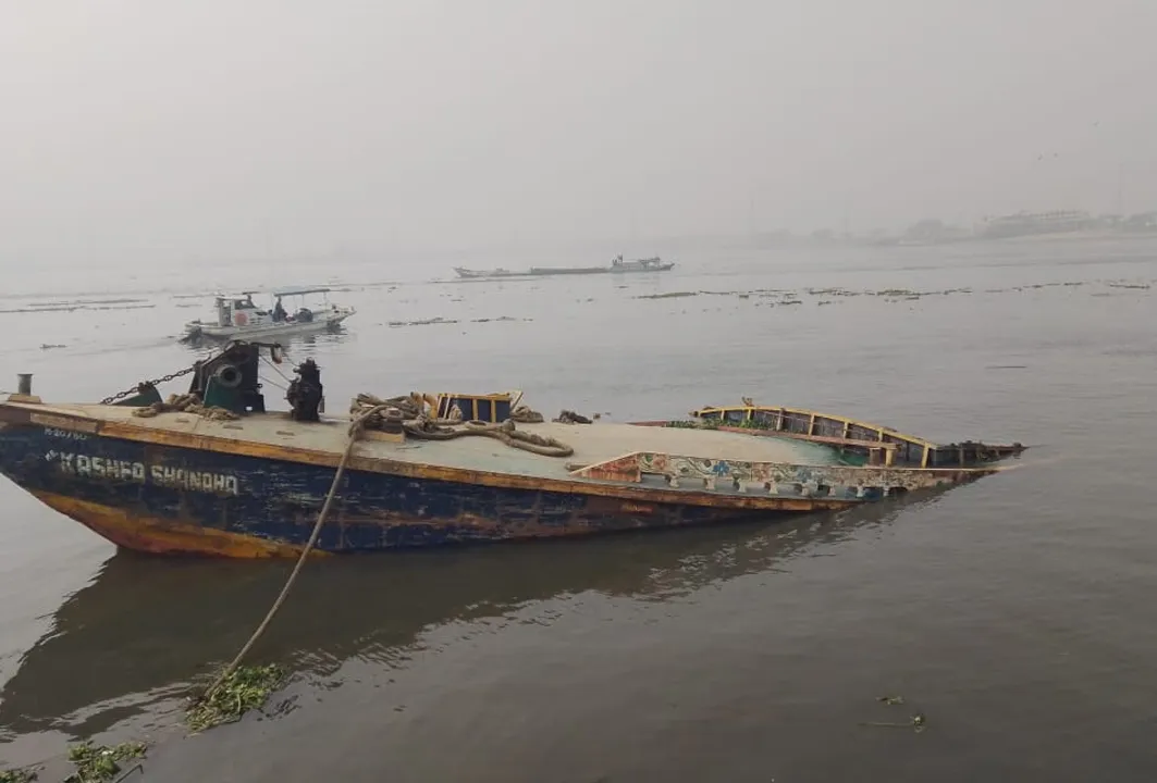 লঞ্চের ধাক্কায় বুড়িগঙ্গায় বাল্কহেড ডুবি, নিখোঁজ ২