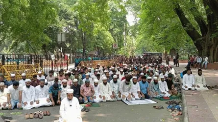 প্রধান উপদেষ্টার বাসভবনের সামনে বিক্ষোভকারীদের জুমা আদায়