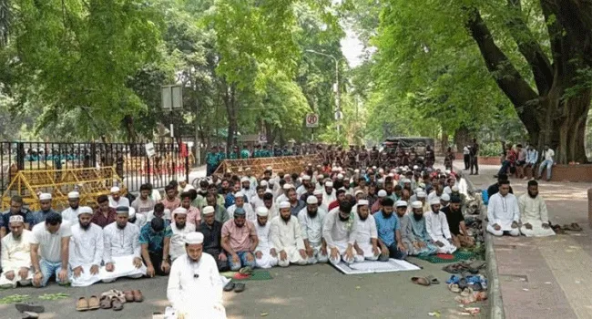 প্রধান উপদেষ্টার বাসভবনের সামনে বিক্ষোভকারীদের জুমা আদায়