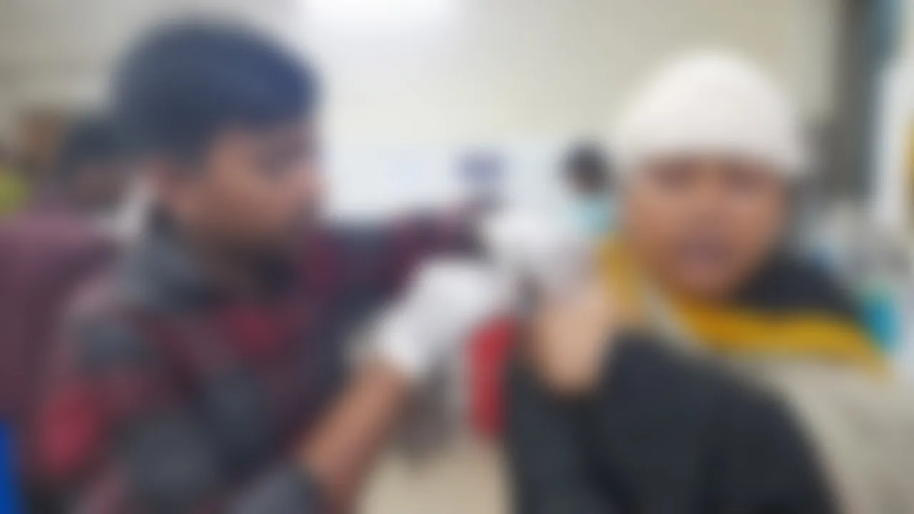 যৌতুকের ৫ লাখ টাকা না পেয়ে গৃহবধূ ও মাকে কুপিয়ে জখমের অভিযোগ