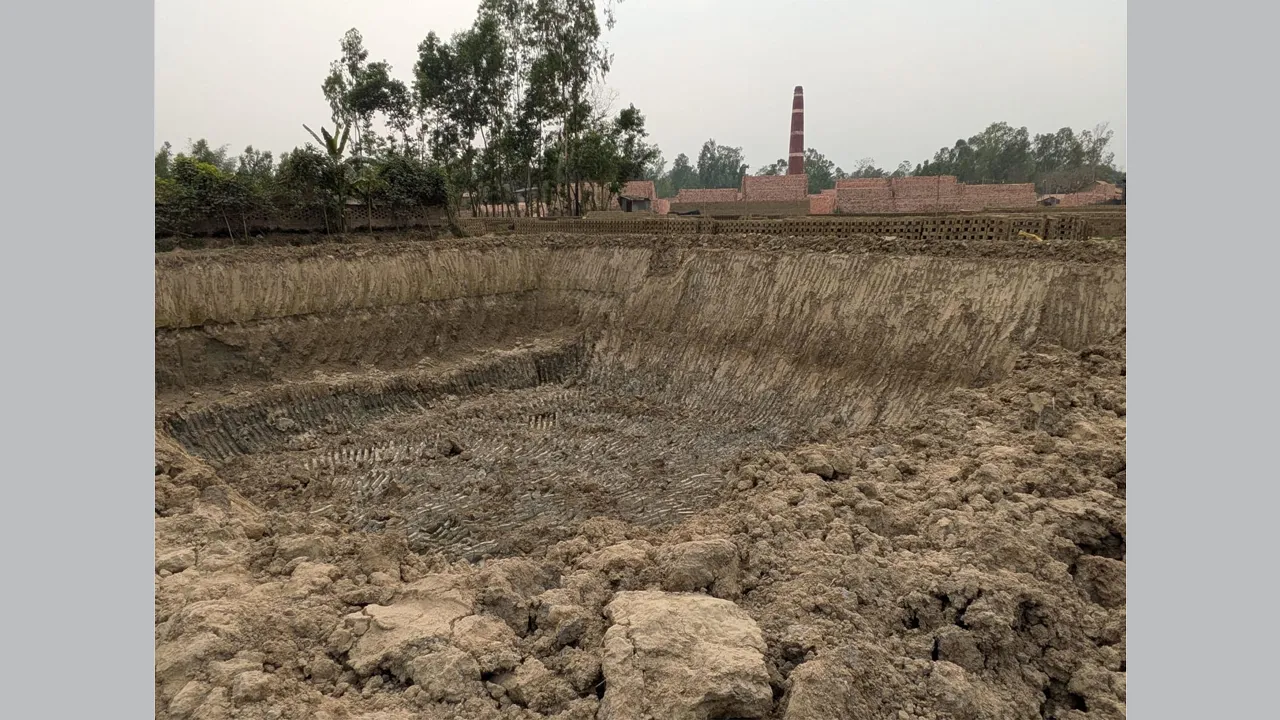 লোহাগাড়ায় ফসলি জমি হয়ে গেল পুকুর