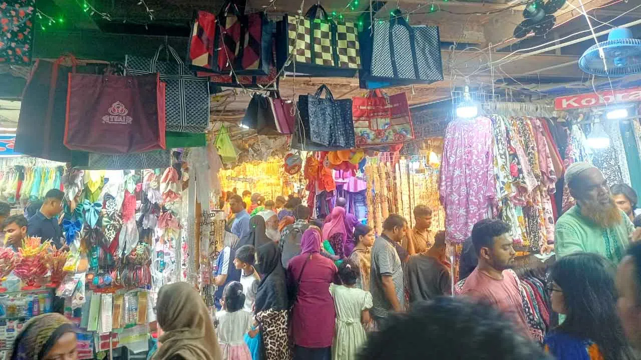ভিড় ঠেলে শেষ মুহূর্তের কেনাকাটায় নগরবাসী