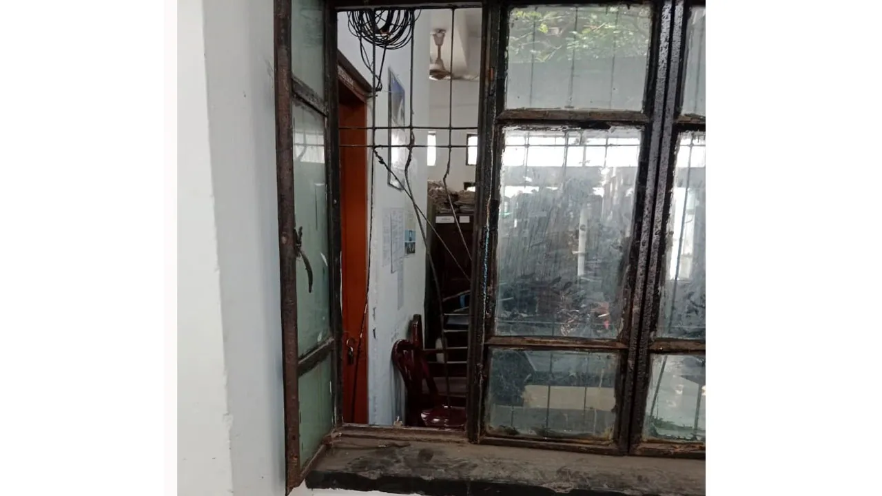 নাটোরে আদালতের মালখানার গ্রিল কেটে দুর্ধর্ষ চুরি, আটক ৪