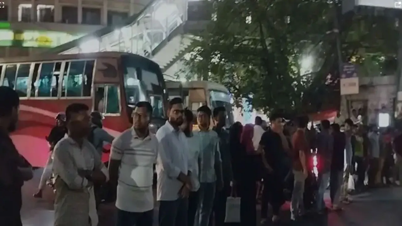 পিএসসি সংস্কারের দাবিতে শাহবাগ মোড় অবরোধ