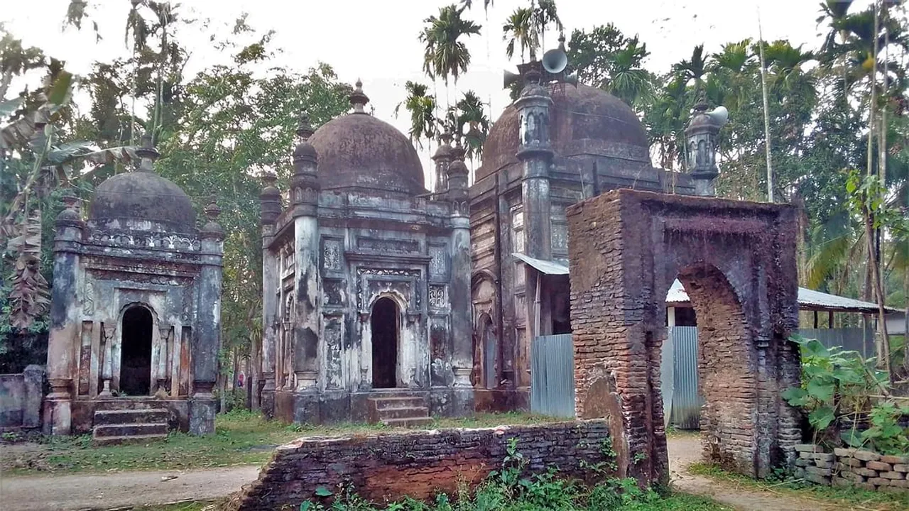 রাজাপুরের খান বাড়িতে সারিবদ্ধ ৩টি এক কক্ষ বিশিষ্ট প্রাচীনতম মসজিদ