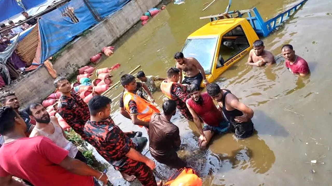 কুমিল্লায় পিকআপ উল্টে পুকুরে, খেলারত কিশোরের মৃত্যু