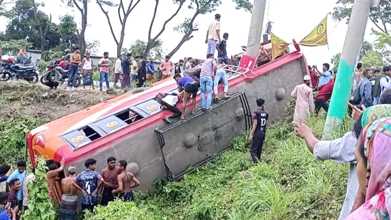 ফরিদপুরে বাস উল্টে খাদে পড়ে নিহত ৫