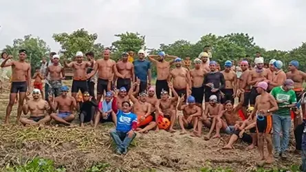 রায়পুরায় নদী দূষণ ও অবৈধ বালু উত্তোলন বন্ধে সাঁতার প্রতিযোগিতা