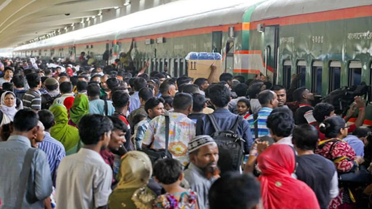 কমলাপুরে ঘরমুখো মানুষের ভিড়, স্বস্তিতে ফিরছে ঘরে
