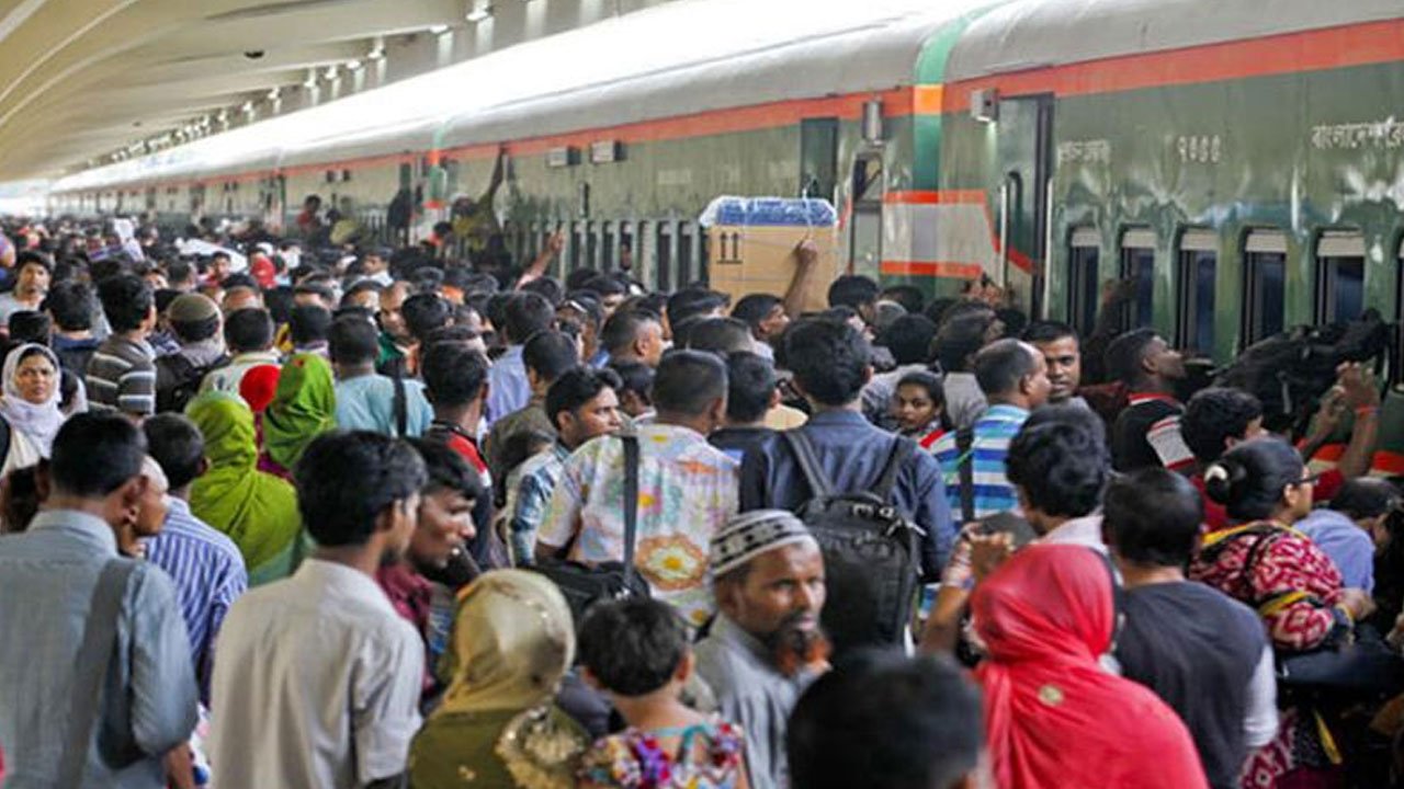 A section of homebound passengers in Kamalapur