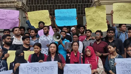 শিক্ষকের উপর ছাত্রদলের হামলার প্রতিবাদে উত্তাল জবি