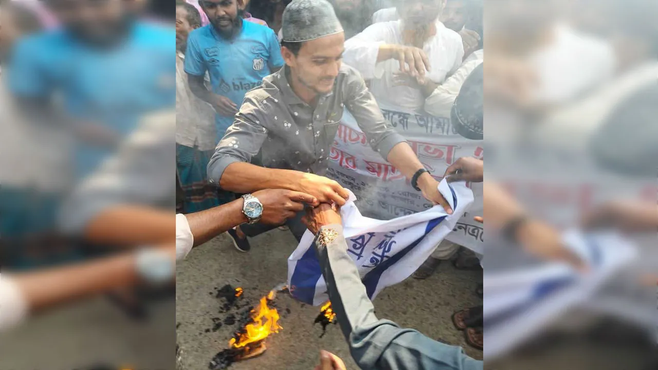 নেত্রকোনায় ইসরাইলের পতাকা ও নেতানিয়াহুর কুশপুত্তলিকায় অগ্নিসংযোগ