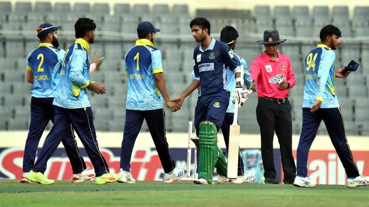 সুপার লিগে উড়ছে আবাহনী, লড়াইয়ে ফিরেছে মোহামেডান