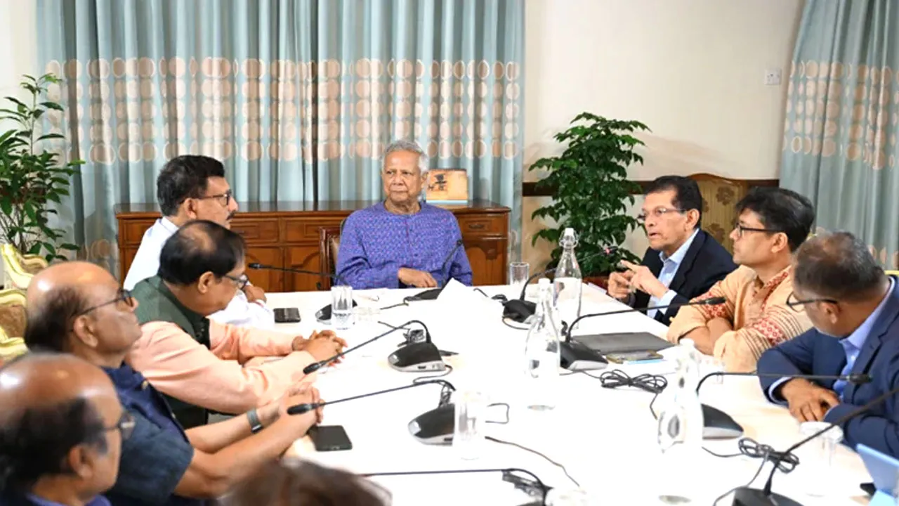 মার্কিন শুল্ক ইস্যু নিয়ে জরুরি বৈঠক করছেন প্রধান উপদেষ্টা
