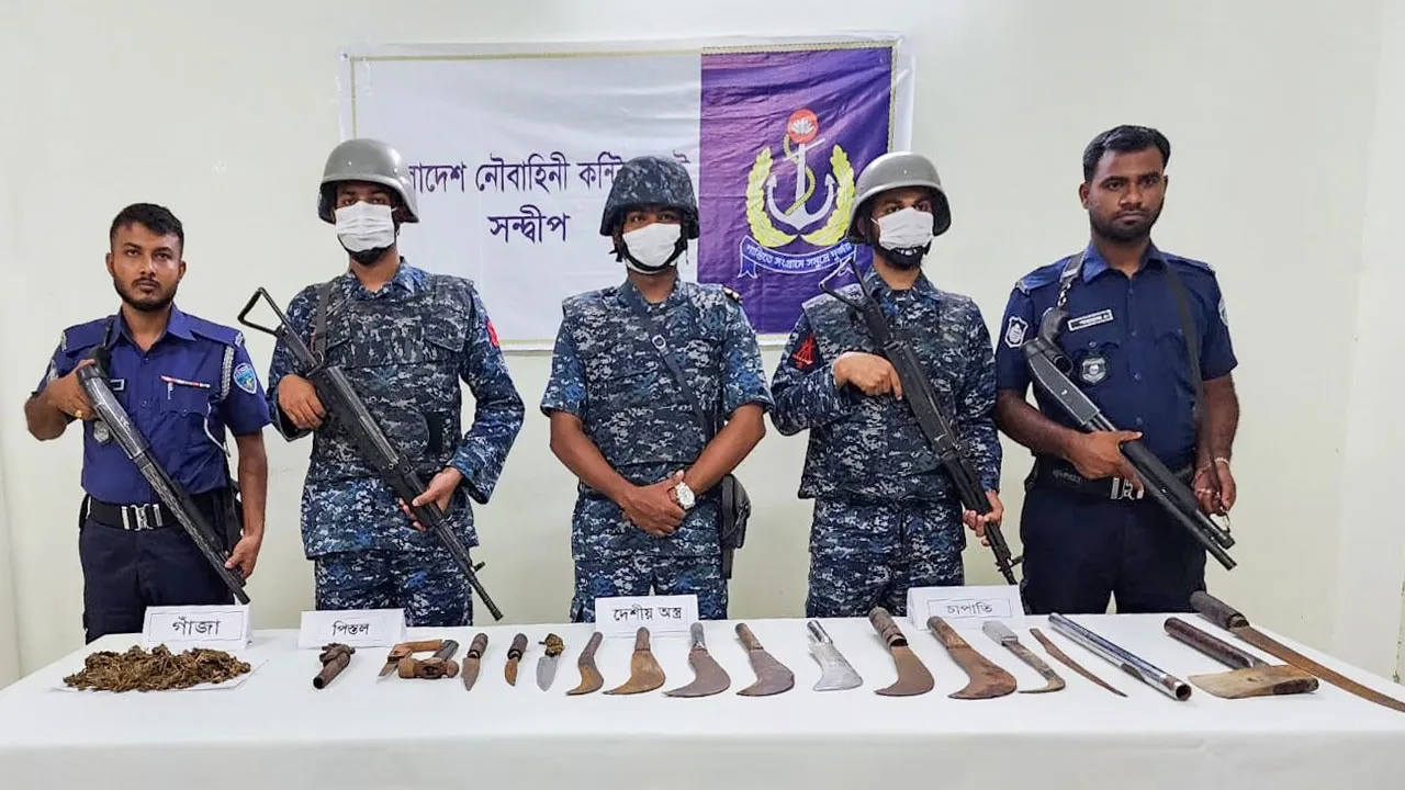 চট্টগ্রামের সন্দ্বীপে নৌবাহিনীর অভিযানে মাদক ও দেশীয় আগ্নেয়াস্ত্র উদ্ধার