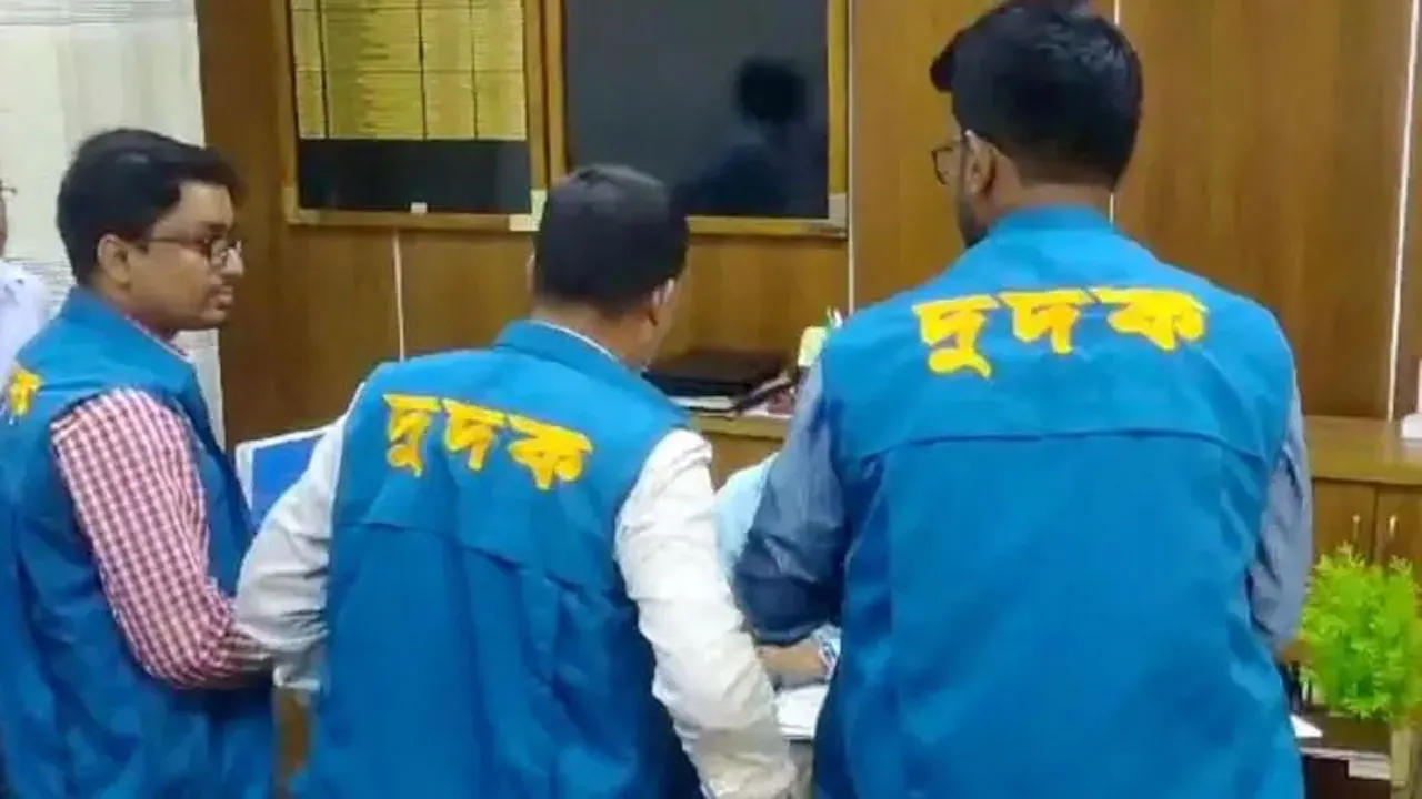 দুই উপদেষ্টার সাবেক এপিএস-পিও’র বিরুদ্ধে দুদকের অনুসন্ধান শুরু