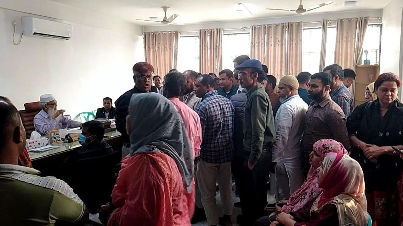 দিনাজপুর শিক্ষা বোর্ডে পদোন্নতির দাবিতে উত্তাল