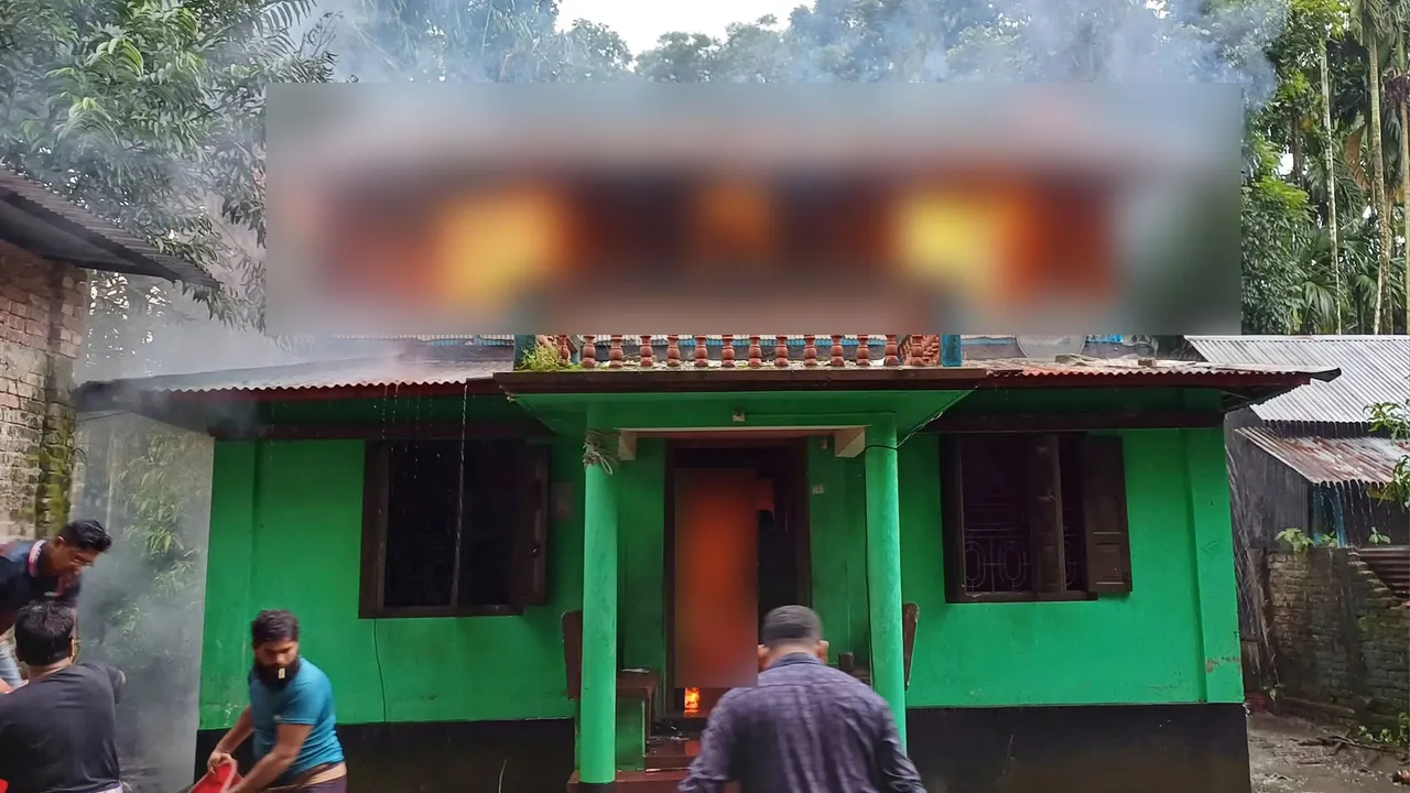 মির্জাগঞ্জে বসত ঘরে আগুন