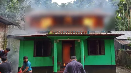 মির্জাগঞ্জে বসত ঘরে আগুন