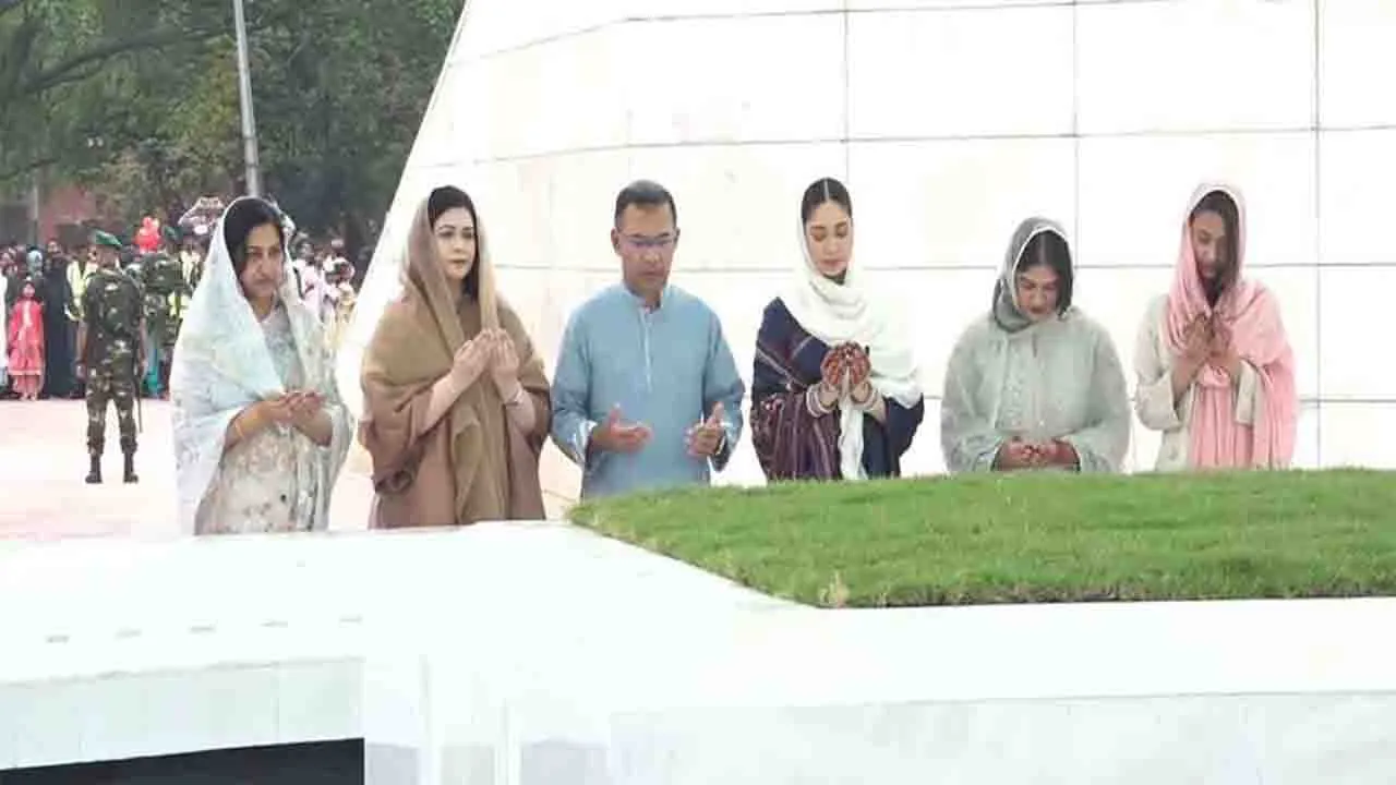ঈদের দিনে মা-বাবার কবর জিয়ারত করলেন প্রধানমন্ত্রী