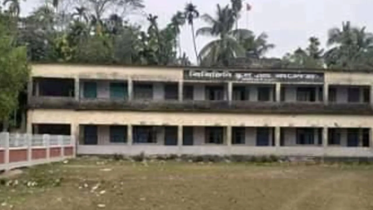 বরগুনায় এসএসসি’র প্রবেশপত্র আটকে রেখে অতিরিক্ত টাকা আদায়