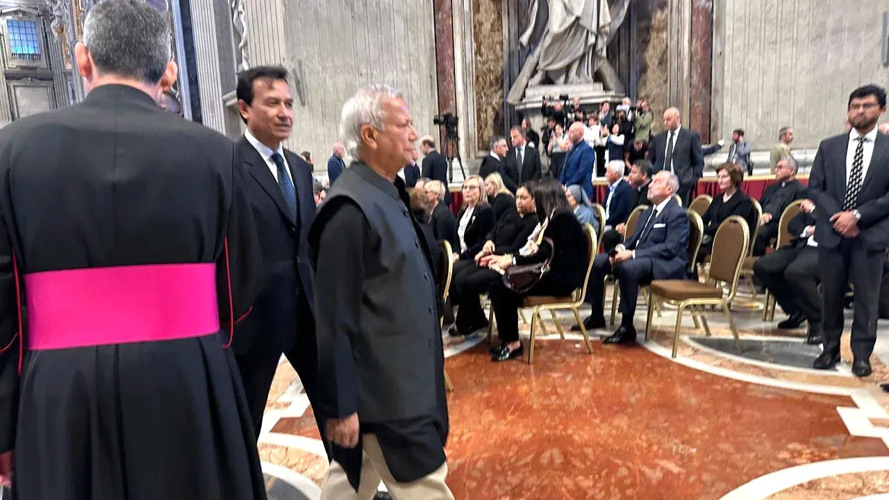 পোপকে শ্রদ্ধা জানাতে ভ্যাটিকানের সেন্ট পিটার্সে প্রধান উপদেষ্টা