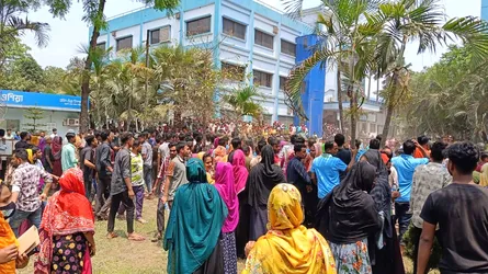 রূপগঞ্জে কারখানা শ্রমিকদের সাথে পুলিশের সংঘর্ষ, আহত ৫০