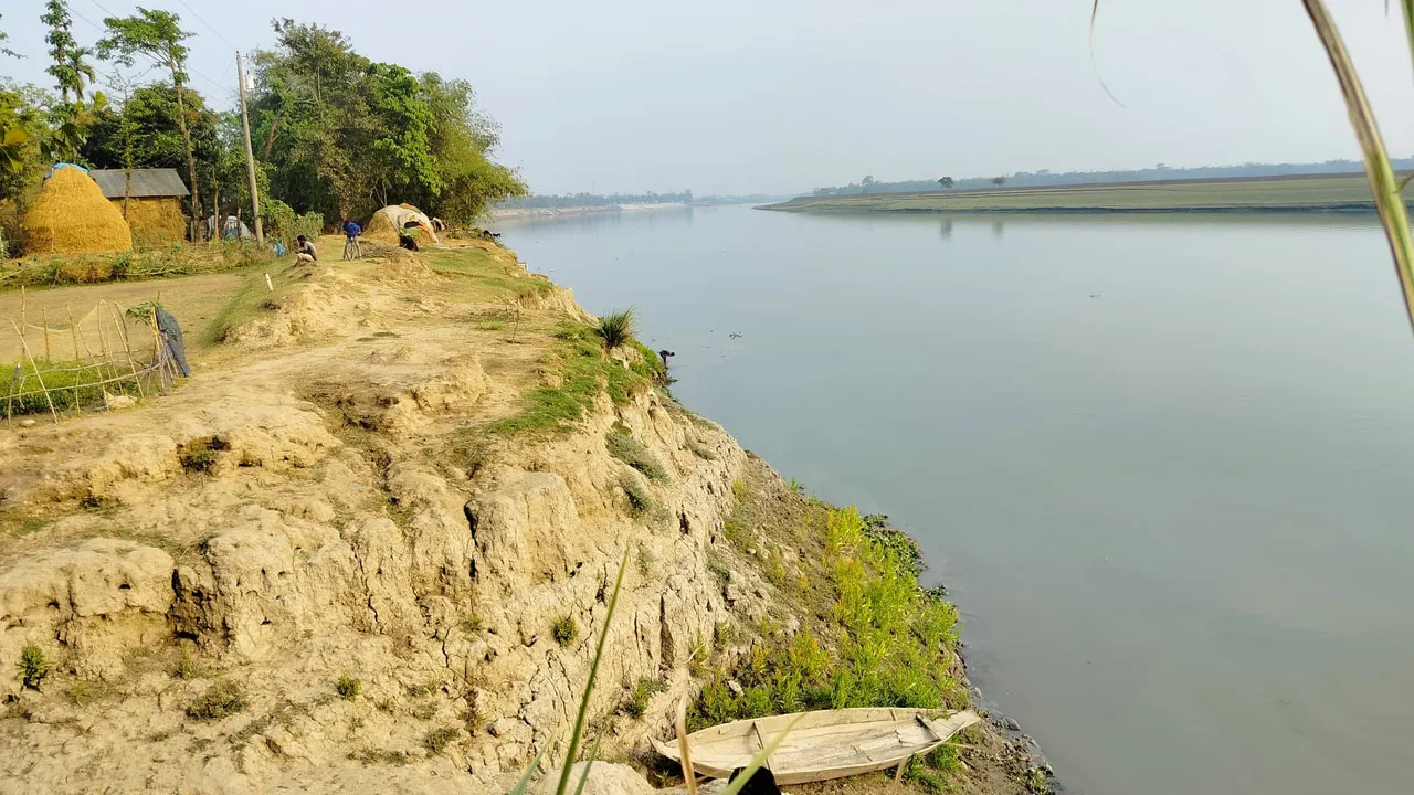 সুনামগঞ্জে সুরমা নদীর ভাঙনে ভিটে-মাটি হারানোর শঙ্কায় শত শত পরিবার