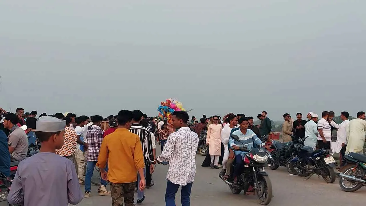 গফরগাঁওয়ে খুরশিদমহল ব্রিজে মানুষের ঢল