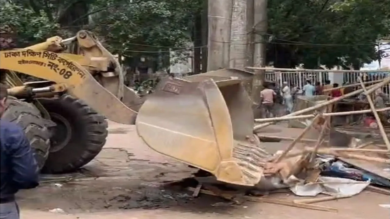 রাজধানীর সোহরাওয়ার্দী উদ্যানে উচ্ছেদ অভিযান